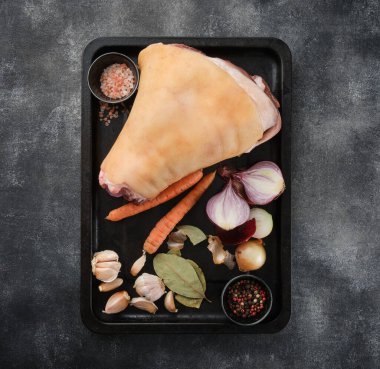 Çiğ domuz budu, sarımsak ve baharatlı. Çiğ Eisbein veya jambon rehini veya Schweinshaxe..