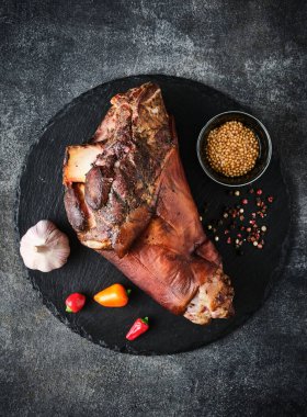 Haşlanmış lahana ve baharatlı domuz budu. Pişmiş Eisbein. Füme jambon.