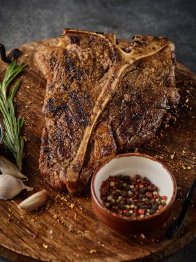 Lezzetli ızgara biftek, otlarla süslenmiş, yakın..