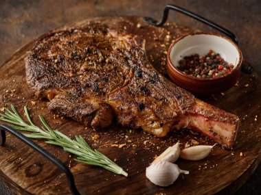 Tahta tahtada baharatlı kurutulmuş mermer biftek Tomahawk. Yakın plan. Lezzetli pirzola ya da baltalı biftek.