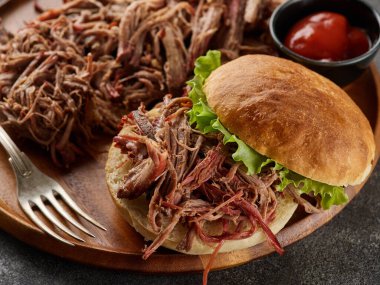 Çekilmiş domuz burger. Tahtada domuz etli hamburger..