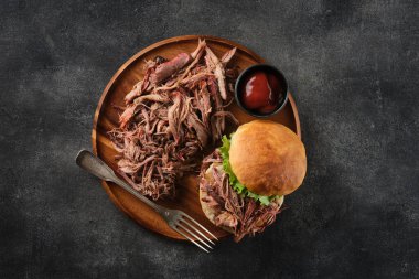 Çekilmiş domuz burger. Tahtada domuz etli hamburger..