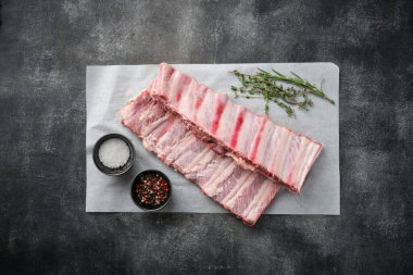 Çiğ domuz pirzolası, baharat, tuz, biber ve biberiye. Taze domuz eti. Domuz kaburgası.