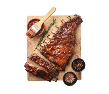 Amerikan usulü domuz pirzolası, beyaz üzerine izole edilmiş tuzlu ve biberli bbq souce ile kaplanmış. Üst görünüm.