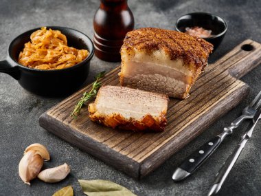 Kızarmış domuz göbeği. Kızarmış domuz eti, haşlanmış lahana ve baharatla birlikte. Yakınlaştır.