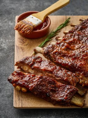 Barbekü sosunda marine edilmiş, bal ve bbq souce ile kaplanmış Amerikan usulü domuz pirzolası.