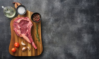 Tahtada çiğ Tomahawk bifteği ızgara için baharatlar, metin için kopyalama alanı