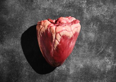 Sığır kalbi çiğ et atıştırmalığı. Masanın üzerinde sağlıklı yemek malzemesi.