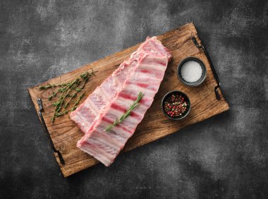 Çiğ domuz pirzolası, baharat, tuz, biber ve biberiye. Taze domuz eti. Domuz kaburgası.