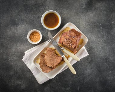 Biftek, sığır güveci, bir tabak soslu haşlanmış biftek, üst manzara, düz yatak.