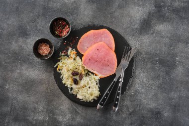 Lahana turşulu Kasalar bifteği. Füme domuz aslanı. Tahtada dilimlenmiş domuz pirzolası. Üst görünüm.