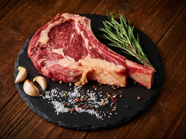 Roh Tomahawk Beef Steak Mit Zutaten Zum Grillen Rosmarin Salz — Stockfoto