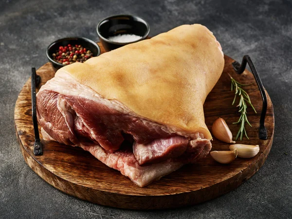 Eisbein Crudo Jamón Schweinshaxe Con Especias Nudillo Cerdo Crudo Fresco — Foto de Stock