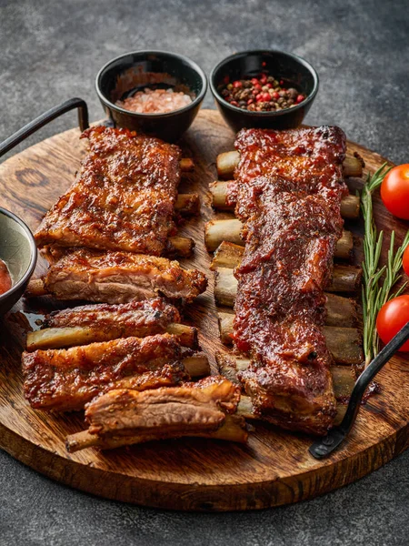 Amerikaanse Varkensribbetjes Heerlijk Gerookt Varkensvlees Spareribs Geglazuurd Bbq Saus — Stockfoto