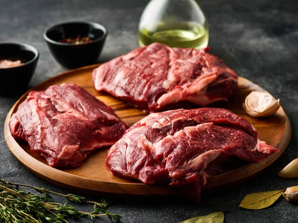 Mejillas Tradicionales Carne Cruda Alemana Ofrecidas Como Primer Plano Con —  Fotos de Stock