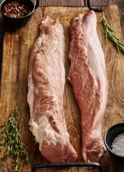 Rauwe Varkenshaas Filet Rauw Vlees Varkenshaas Houten Snijplank Klaar Koken — Stockfoto