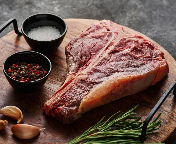 Roh Frisches Rindfleisch Bone Steak Mit Rosmarin Salz Und Pfeffer — Stockfoto