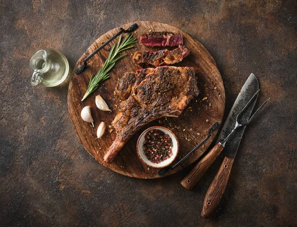 Suchý Mramorový Hovězí Steak Tomahawk Dřevěné Desce Kořením Byt Ležel — Stock fotografie