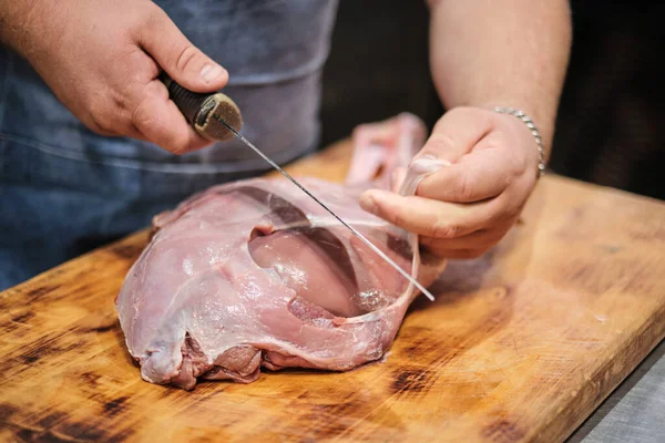 Butcher Butchers Leg Lamb Grilling Pitmaster Prepares Meat Smoking — Stock Photo, Image