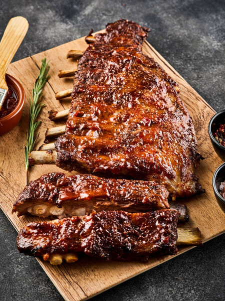 American style pork ribs. Delicious barbecued ribs seasoned with a spicy basting sauce.