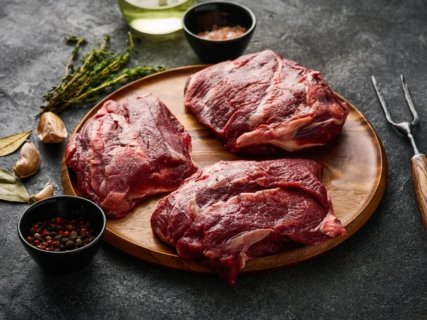 Mejillas Tradicionales Carne Cruda Alemana Ofrecidas Como Primer Plano Con —  Fotos de Stock