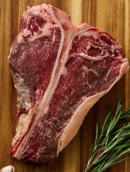 Rauwe Steak Met Specerijen Een Donkergrijze Tafel Rauw Vers Rundvlees — Stockfoto