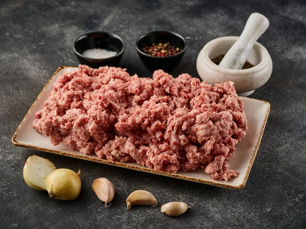 灰色の背景に新鮮な豚肉のミンチ肉 皿の上で生のミンチ肉 生ミンチポーク ストックフォト