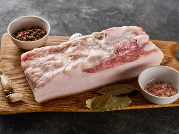 塩とコショウで板に新鮮な豚肉の腹ブロック クローズアップ ストック画像