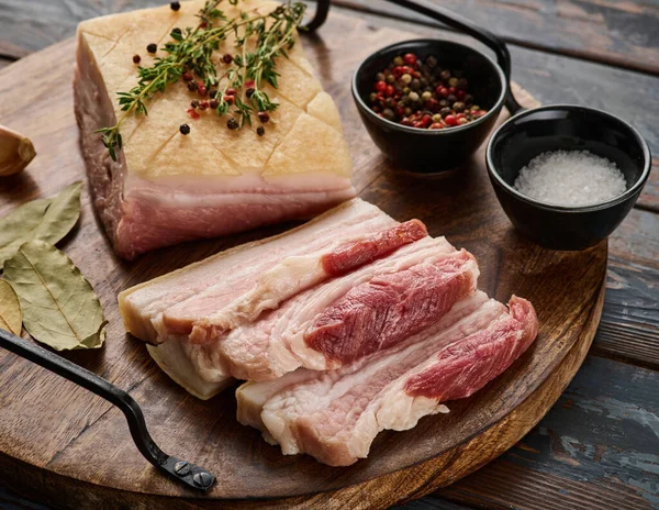 韓国の伝統的なバーベキューポーク 生の豚の腹 新鮮な豚肉の腹 コショウ 木製のボード上のニンニク ロイヤリティフリーのストック写真