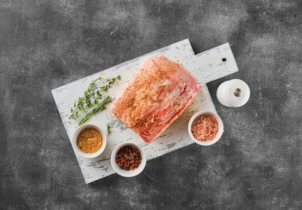 豚肉の生肉 新鮮な調理されていない豚ロースの大きな部分は グリルのためのスパイスで調製 トップ表示 ストック画像