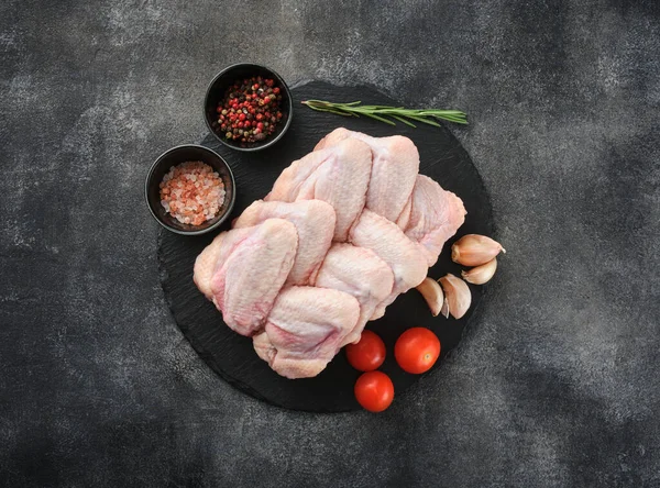 スパイスで調理されていない鶏の羽 生肉だ 生鶏の羽 ストック写真