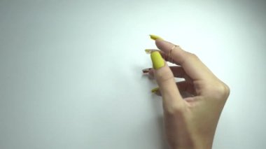 Kalıplar tırnaklarında boya ile çizilmiş. Manikür yakın çekim. Güzel manikür..