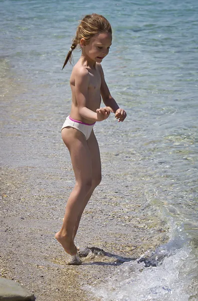 Κοριτσάκι τη διασκέδαση στην παραλία Εικόνα Αρχείου