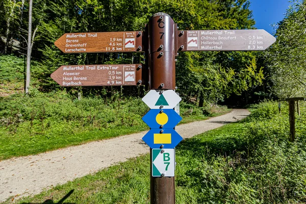 Wegweiser Müllerthal Weg Verschiedene Wanderwege Und Wegbeschreibungen Nach Larochette Hallerbach — Stockfoto