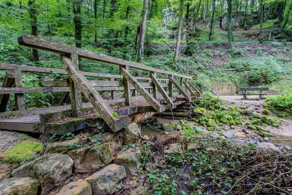 Vue Latérale Pont Bois Sur Ruisseau Avec Eau Qui Coule — Photo