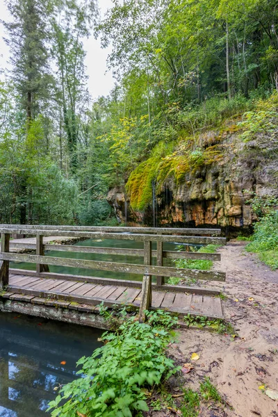 Cascata Kallektuffquell Con Ponte Legno Una Sorgente Formazione Rocciosa Con — Foto Stock