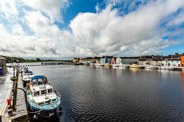 River Shannon Boats Anchored Coast Picturesque Houses Town Athlone Wonderful — Stock Photo, Image