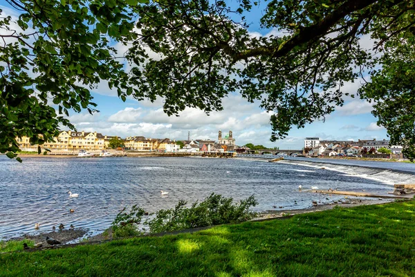Beautiful View Park River Shannon Town Athlone Background Wonderful Sunny — Stock Photo, Image