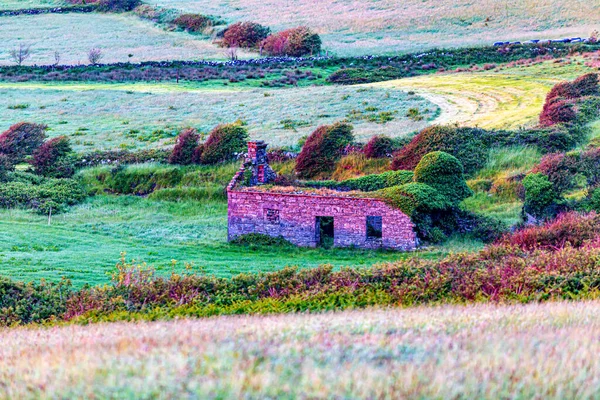 Beautiful Color Scheme Sunset Ruined House Meadow Village Doolin Wild — Stockfoto