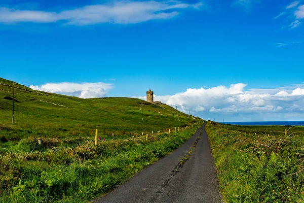 Beautiful Landscape Road Irish Countryside Doonagore Castle Tower Background Coastal — Foto de Stock