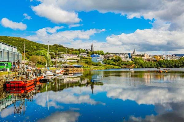 Pier Port Clifden High Tide Boats Anchored Mirror Reflection Water — Stock Photo, Image