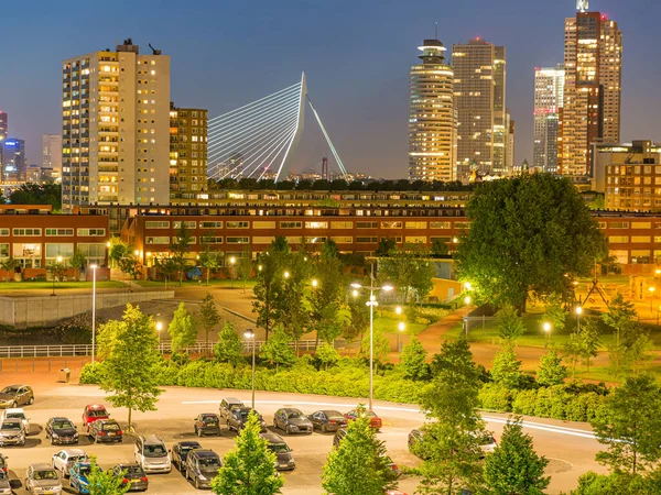 Night Cityscape Buildings Parking Lot Parked Cars Surrounded Green Trees — Stock Fotó