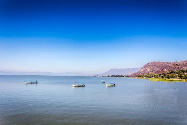 Boats Anchored Calm Waters Lake Chapala Mountains Background Blurred Misty — Stock Photo, Image