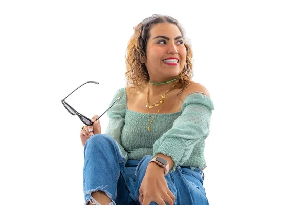 Mujer Joven Con Una Amplia Sonrisa Gafas Sol Mano Sentado — Foto de Stock