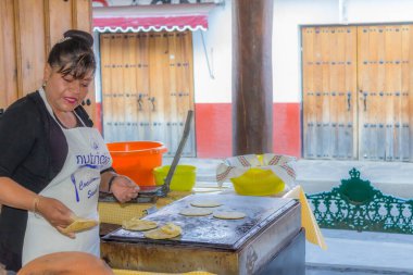 Mazamitla, Jalisco / Meksika. 9 Şubat 2017. Meksikalı bir kadın Meksika 'da geleneksel bir restoran olan taco ya da burrito için sıcak ızgarada Meksika yemeği pişiriyor.