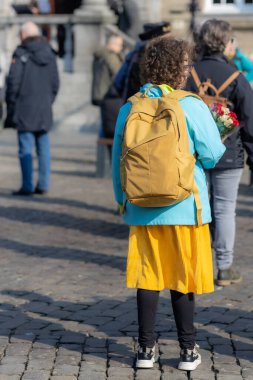Roermond, Limburg, Hollanda. 6 Mart 2022. Rusya 'nın Ukrayna' ya silahlı saldırısını protesto etmek. Bir grup insan barışçıl bir gösteri yapıyor. Dünya barışı için barış ve dua kavramı