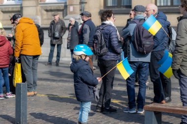Roermond, Limburg, Hollanda. 6 Mart 2022. Rusya 'nın Ukrayna' ya silahlı saldırısını protesto etmek. Bir grup insan barışçıl bir gösteri yapıyor. Dünya barışı için barış ve dua kavramı