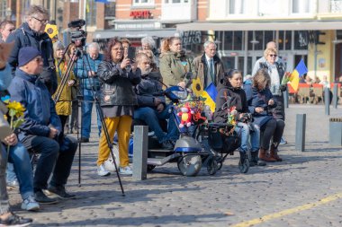 Roermond, Limburg, Hollanda. 6 Mart 2022. Rusya 'nın Ukrayna' ya silahlı saldırısını protesto etmek. Bir grup insan barışçıl bir gösteri yapıyor. Dünya barışı için barış ve dua kavramı