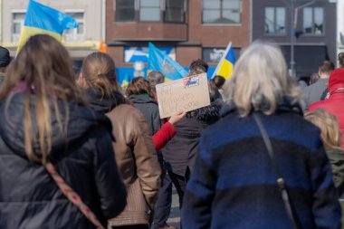 Roermond, Limburg, Hollanda. 6 Mart 2022. Rusya 'nın Ukrayna' ya silahlı saldırısını protesto etmek. Bir grup insan barışçıl bir gösteri yapıyor. Dünya barışı için barış ve dua kavramı