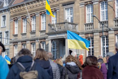 Roermond, Limburg, Hollanda. 6 Mart 2022. Rusya 'nın Ukrayna' ya silahlı saldırısını protesto etmek. Bir grup insan barışçıl bir gösteri yapıyor. Dünya barışı için barış ve dua kavramı